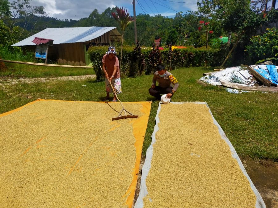 Kapolsek Saluputti Sampaikan Himbauan Prokes Jelang acara Rabu Solo