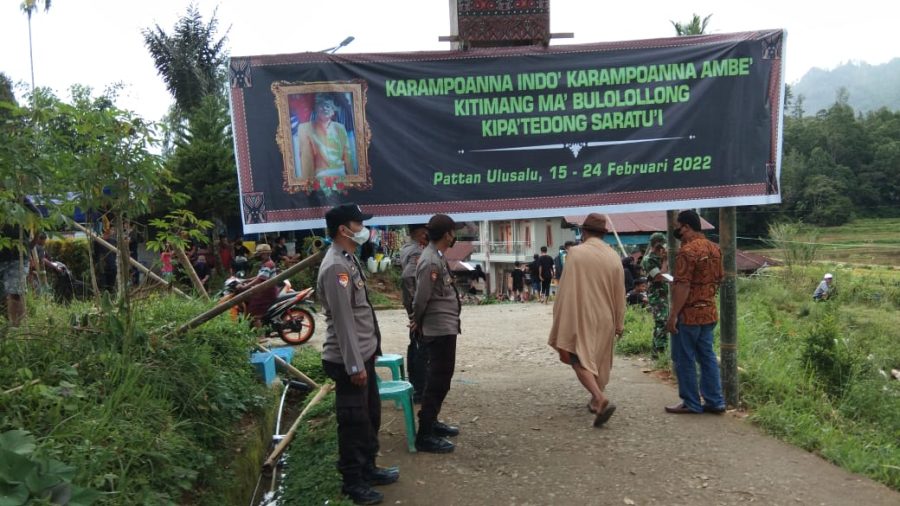 Bhabinkamtibmas Pendampingan Vaksinasi Covid-19 di SDN inpres Kayuosing