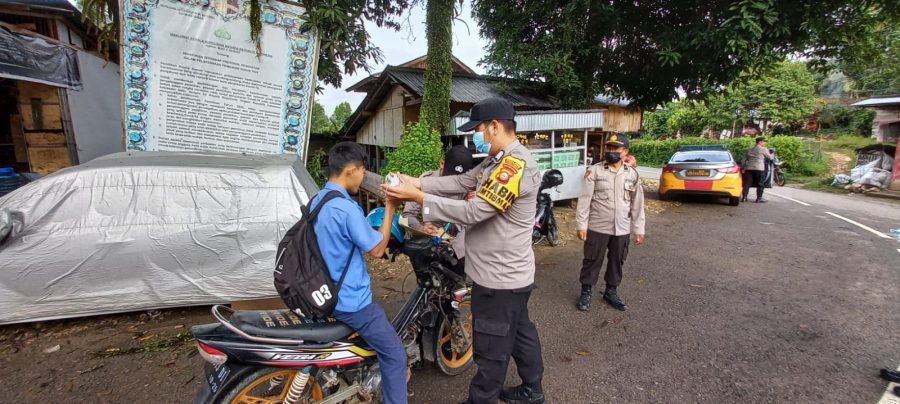 Kapolsek Saluputti Sampaikan Himbauan Prokes Jelang acara Rabu Solo