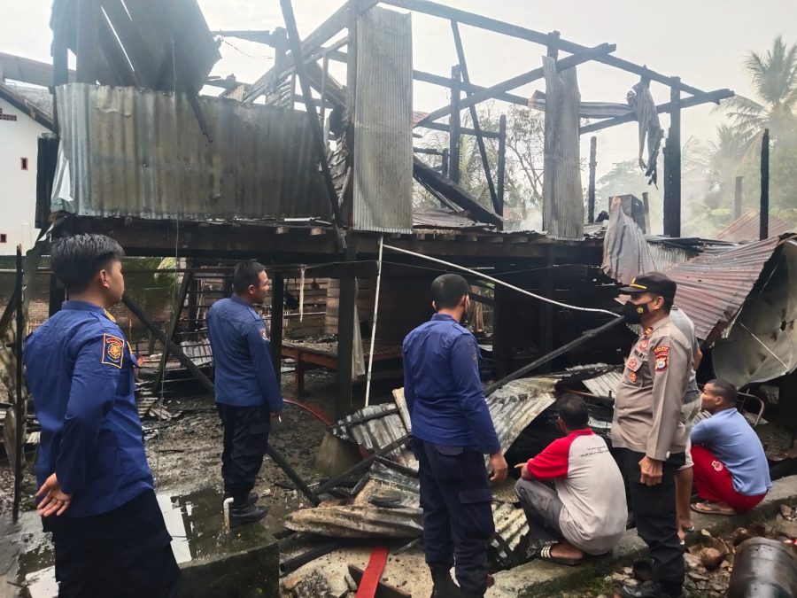 KAPOLSEK DUAMPANUA DAN PIKET JAGA DATANGI TKP KEBAKARAN RUMAH PANGGUNG DI KAMPUNG DATA KEC. DUAMPANUA