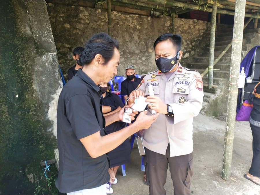Bhabinkamtibmas Pendampingan Vaksinasi Covid-19 di SDN inpres Kayuosing