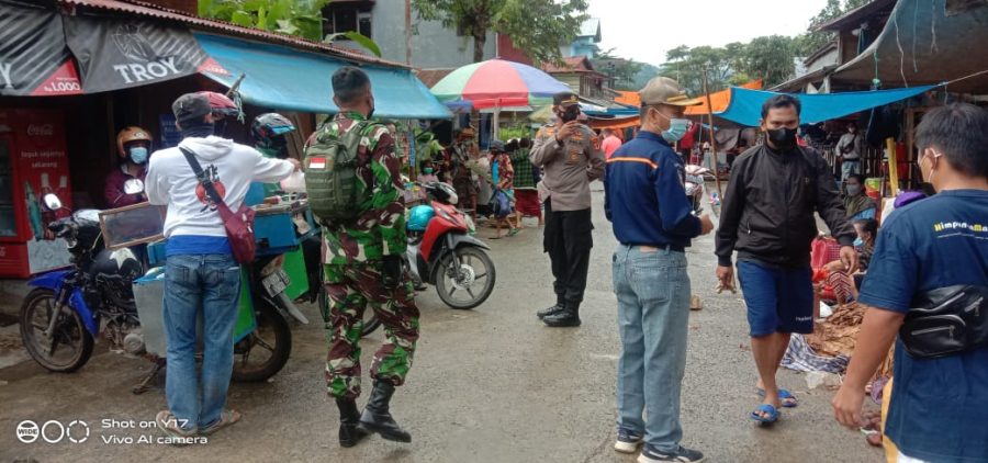 Bhabinkamtibmas Pendampingan Vaksinasi Covid-19 di SDN inpres Kayuosing