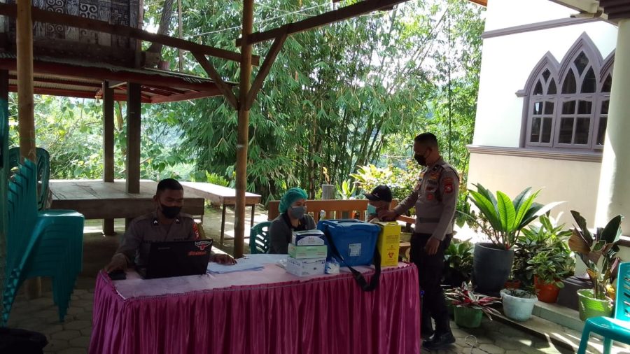 Bhabinkamtibmas Pendampingan Vaksinasi Covid-19 di SDN inpres Kayuosing