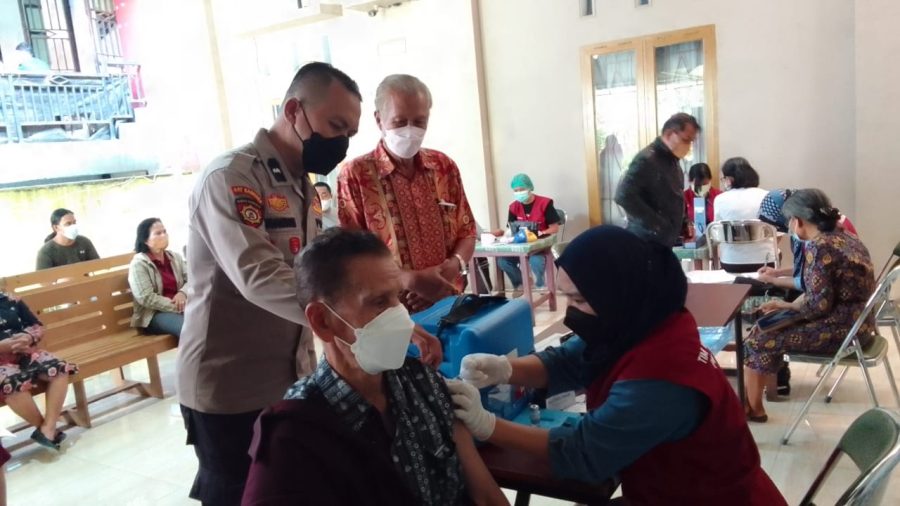 Bhabinkamtibmas Pendampingan Vaksinasi Covid-19 di SDN inpres Kayuosing