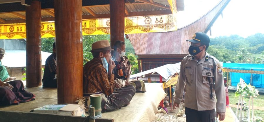 Bhabinkamtibmas Pendampingan Vaksinasi Covid-19 di SDN inpres Kayuosing