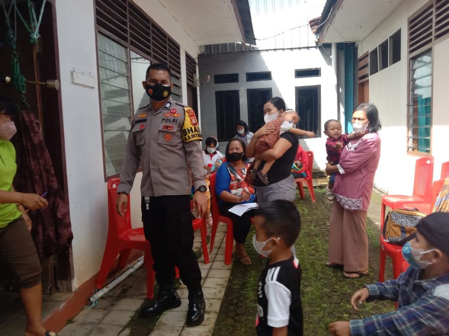 Bhabinkamtibmas Pendampingan Vaksinasi Covid-19 di SDN inpres Kayuosing