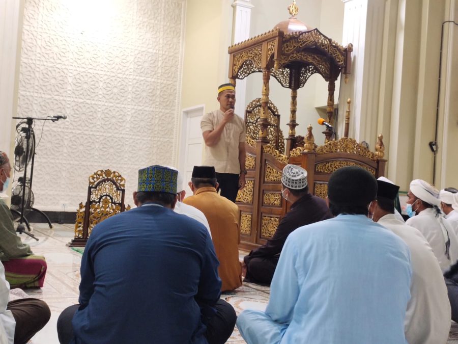 Jalin Ukhuwah, Kapolres Pinrang Sholat Maghrib Berjamaah Di Mesjid Muhajirin Pacongang Pinrang