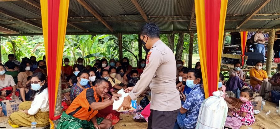 Cegah Covid 19, Bhabinkamtibmas Razia Protokol Kesehatan pada acara rambu solo