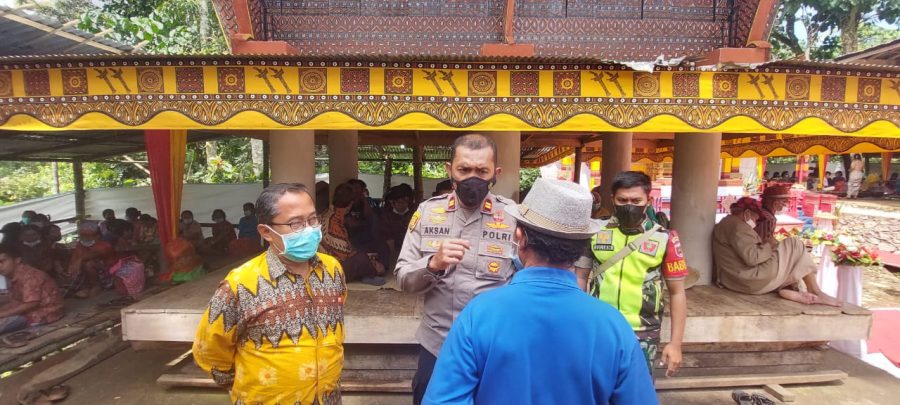 Cegah Covid 19, Bhabinkamtibmas Razia Protokol Kesehatan pada acara rambu solo