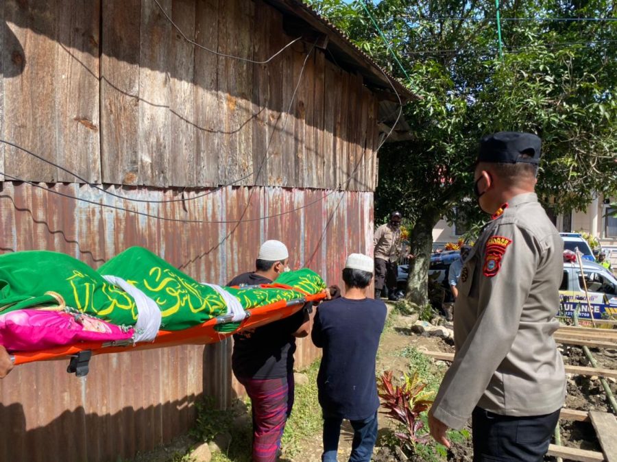 Cegah Covid 19, Bhabinkamtibmas Razia Protokol Kesehatan pada acara rambu solo