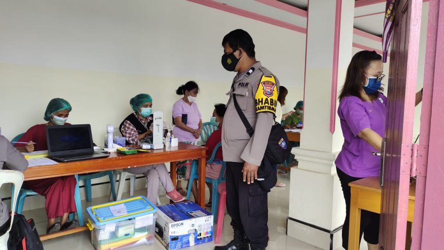 Bhabinkamtibmas Meninjau Vaksinasi Dosis 2 dan Boster di Gereja Bukit Zaitun