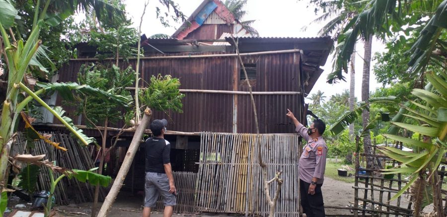 KAPOLSEK CEMPA SAMBANGI WARGANYA DI PESISIR PANTAI YANG TERDAMPAK ANGIN KENCANG
