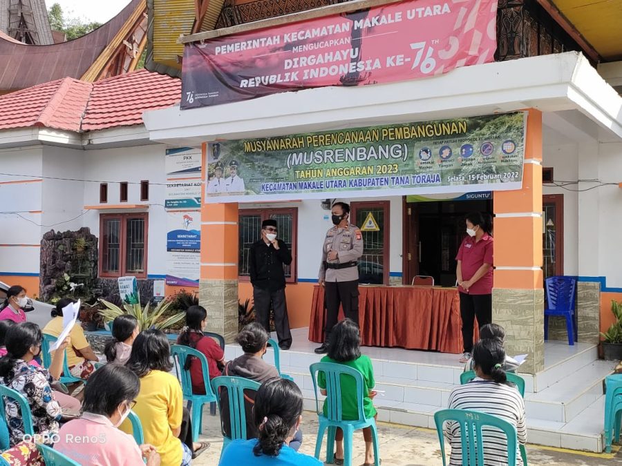 Kapolsek Makale pemantauan Prokes pada kegiatan Pembagian Dana Bantuan Sembako