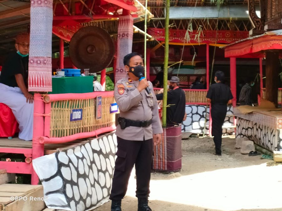 Kapolsek Makale pemantauan Prokes pada kegiatan Pembagian Dana Bantuan Sembako