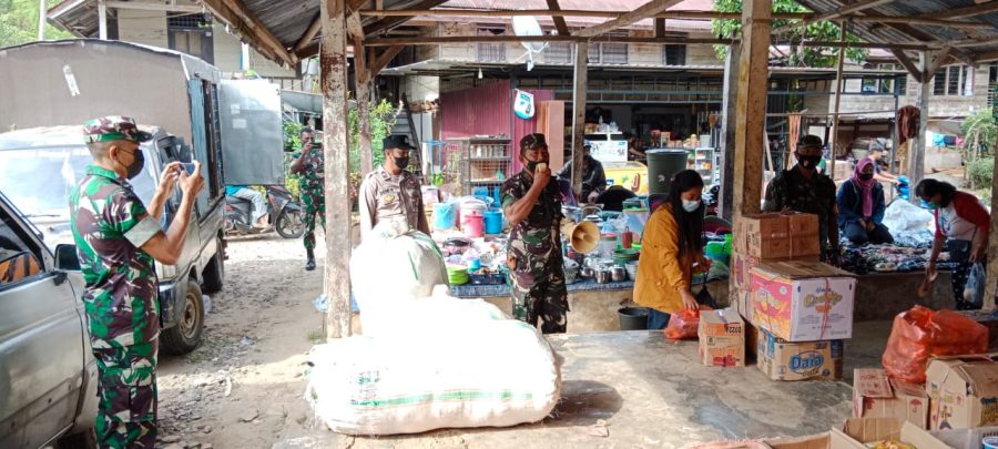 Kapolsek Makale pemantauan Prokes pada kegiatan Pembagian Dana Bantuan Sembako