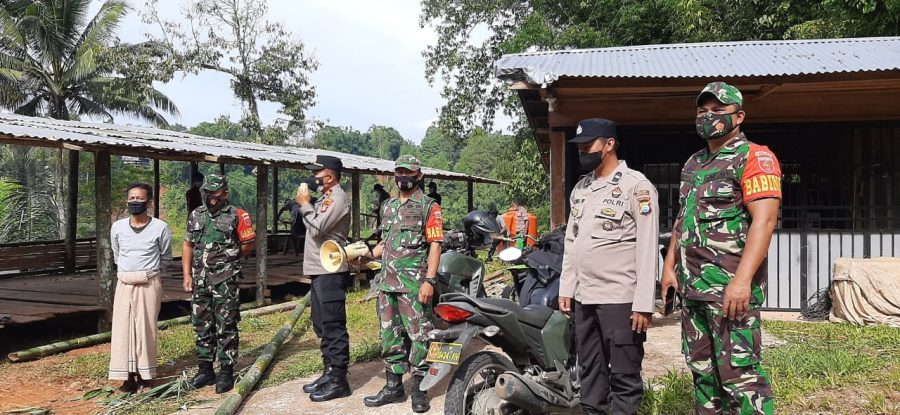 Kapolsek Makale pemantauan Prokes pada kegiatan Pembagian Dana Bantuan Sembako