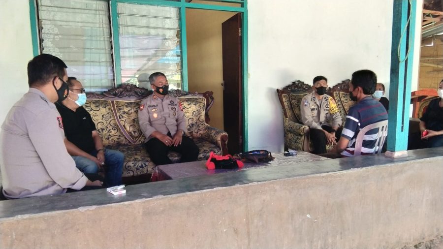 Kapolsek Makale pemantauan Prokes pada kegiatan Pembagian Dana Bantuan Sembako