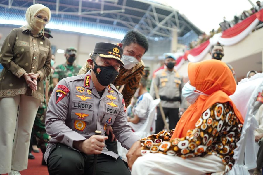 Kapolsek Makale pemantauan Prokes pada kegiatan Pembagian Dana Bantuan Sembako