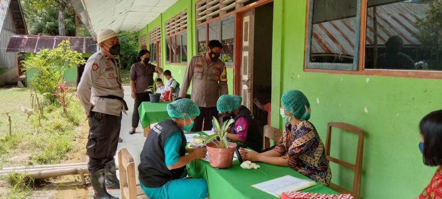 Kapolsek Makale pemantauan Prokes pada kegiatan Pembagian Dana Bantuan Sembako