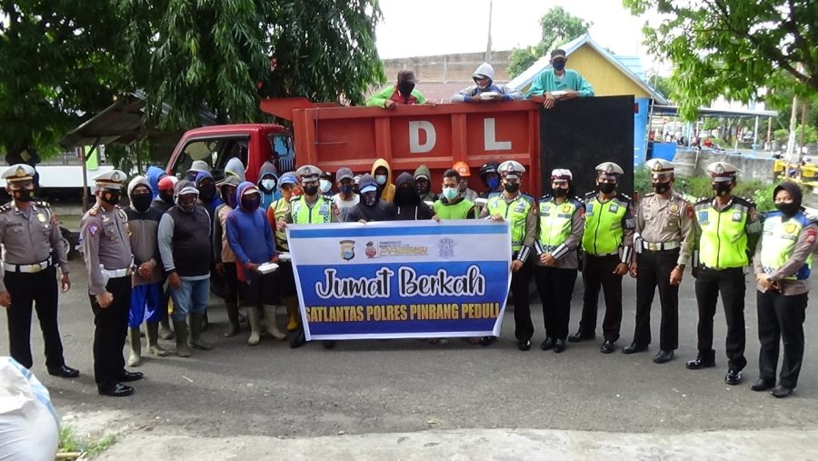 Jumat Berkah, Sat Lantas Polres Pinrang Berbagi Makanan Kepada Pekerja Kebersihan