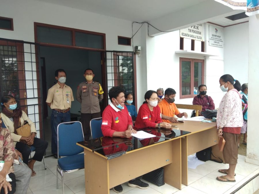 Kapolsek Saluputti Bersama Danramil Saluputti Himbau Protocol Kesehatan Di Rambu Tuka