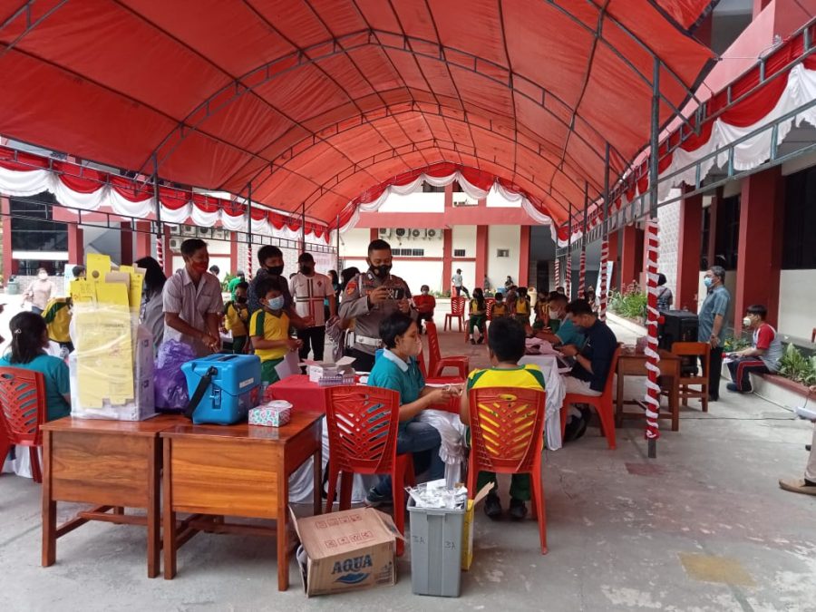 Bhabinkamtibmas Dampingi Pelaksanaan Vaksinasi Covid-19 di SD Kristen Makale