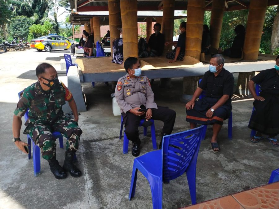 Bhabinkamtibmas Dampingi Pelaksanaan Vaksinasi Covid-19 di SD Kristen Makale