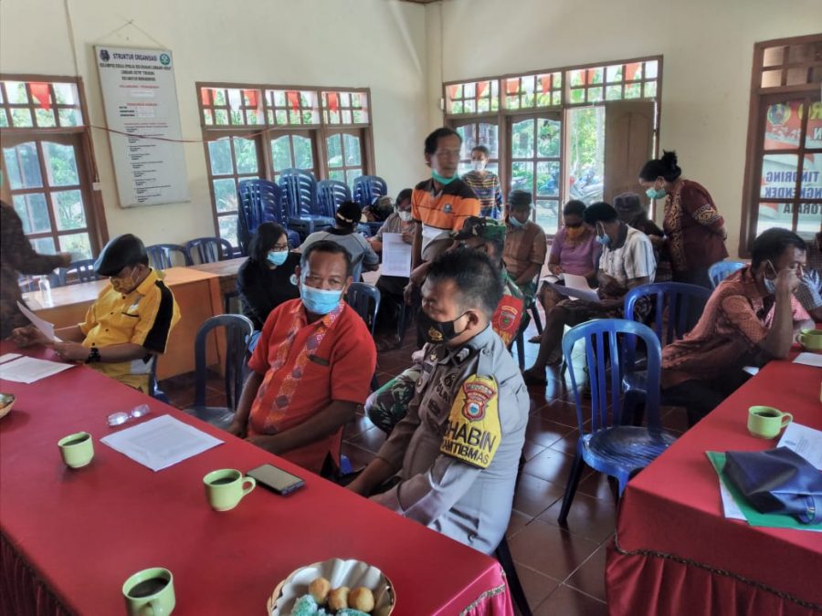 Bhabinkamtibmas Dampingi Pelaksanaan Vaksinasi Covid-19 di SD Kristen Makale