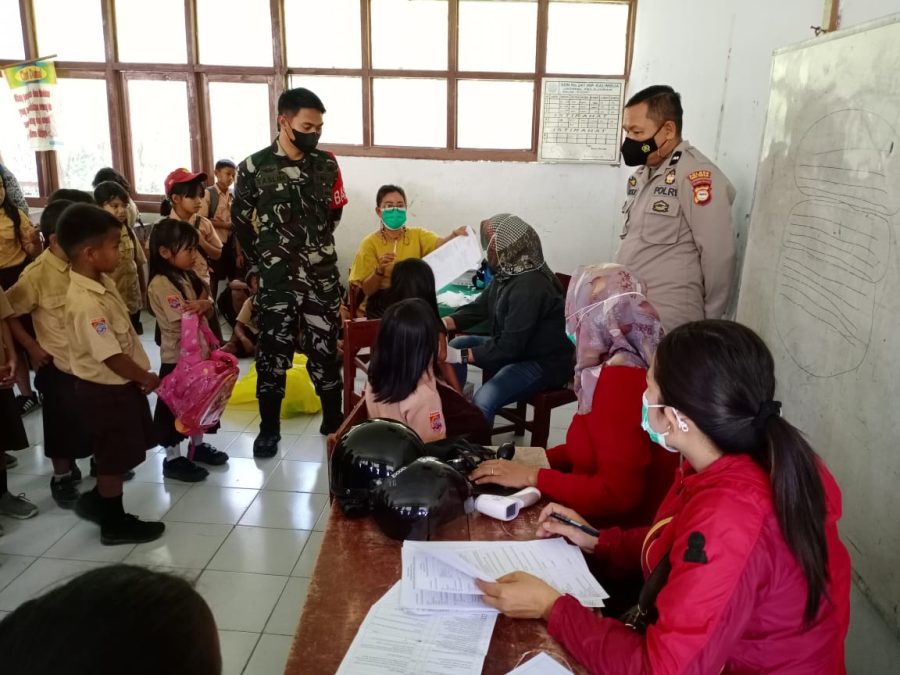 Bhabinkamtibmas Dampingi Pelaksanaan Vaksinasi Covid-19 di SD Kristen Makale
