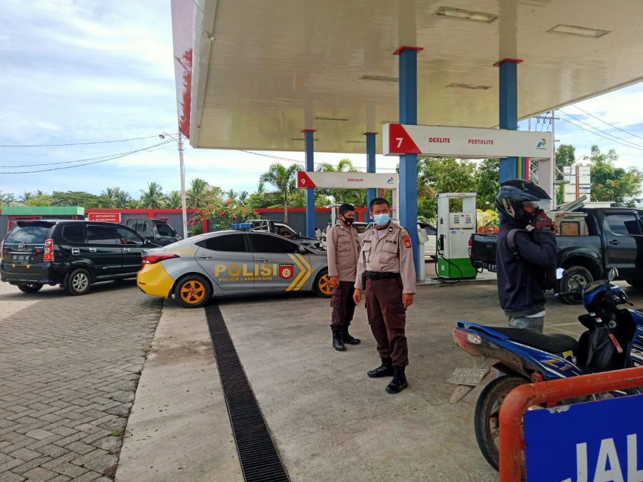 Antisipasi Kerawanan Pada Saat Pengisian BBM di SPBU Personil Polsek Labakkang Lakukan Pengamanan