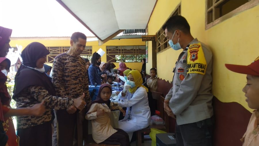 Bhabinkamtibmas Polsek Labakkang mendampingi Tim Vaksinator sekaligus pengamanan Giat Vaksinasi di SDN 14 Tapole Desa Patallassang