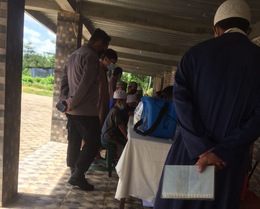 Personil Polsek Mandalle Pantau Pelaksanaan Vaksinasi Di Ponpes Darussunnah