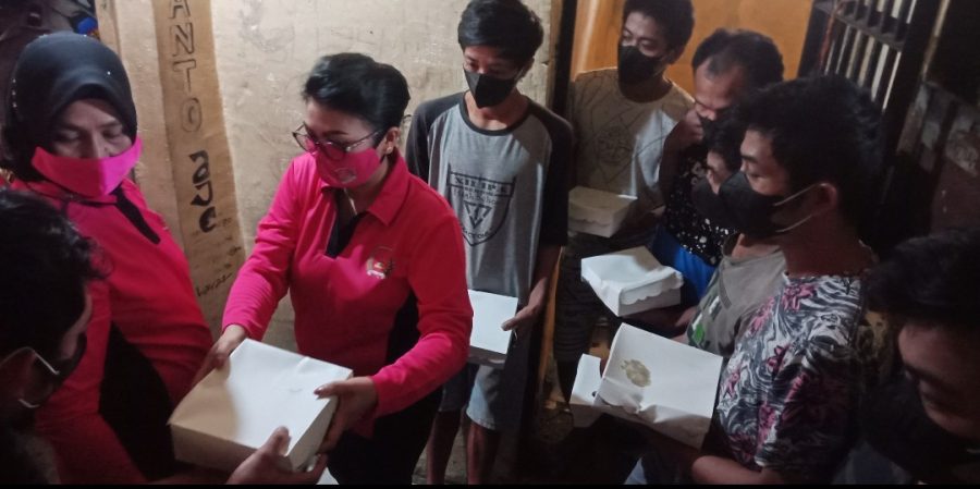 BEGINI CARA BHAYANGKARI CABANG TORAJA UTARA BERBAGI DENGAN PARA TAHANAN