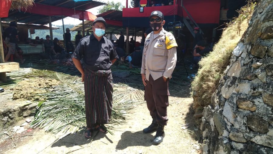 Bhabinkamtibmas Polsek sangalla Pengawasan Prokes pada Kegiatan Rambu Solo’