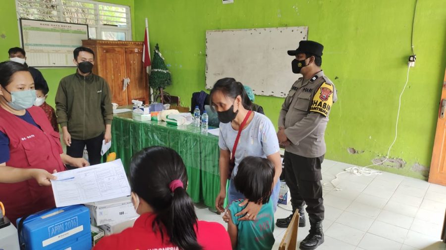 Bhabinkamtibmas Polsek Saluputti Pendampingan Vaksinasi Covid-19 di SDN 185 Batusura’