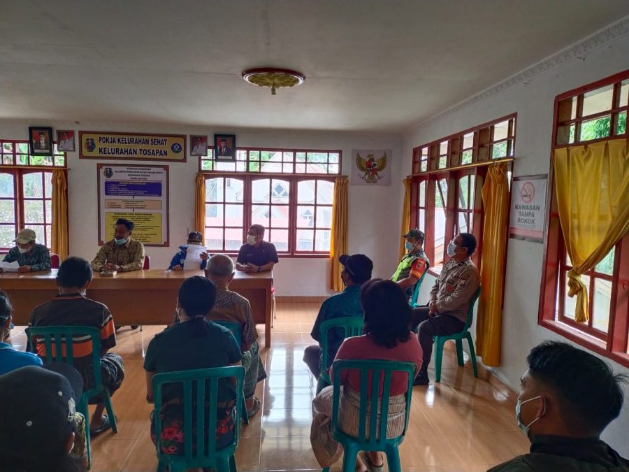 Bhabinkamtibmas Polsek Saluputti Pendampingan Vaksinasi Covid-19 di SDN 185 Batusura’
