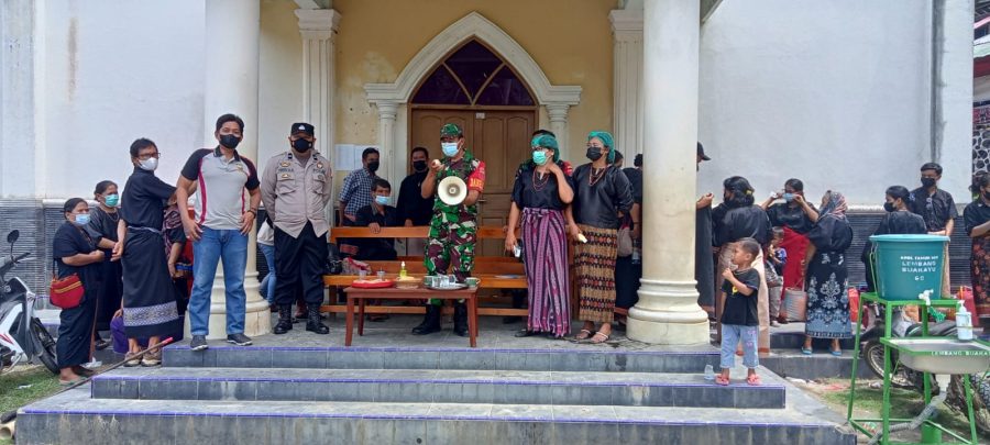 Bhabinkamtibmas Polsek Saluputti Pendampingan Vaksinasi Covid-19 di SDN 185 Batusura’
