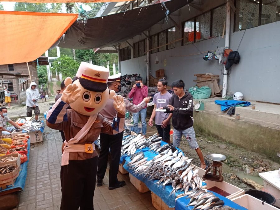 Bhabinkamtibmas Polsek Saluputti Pendampingan Vaksinasi Covid-19 di SDN 185 Batusura’