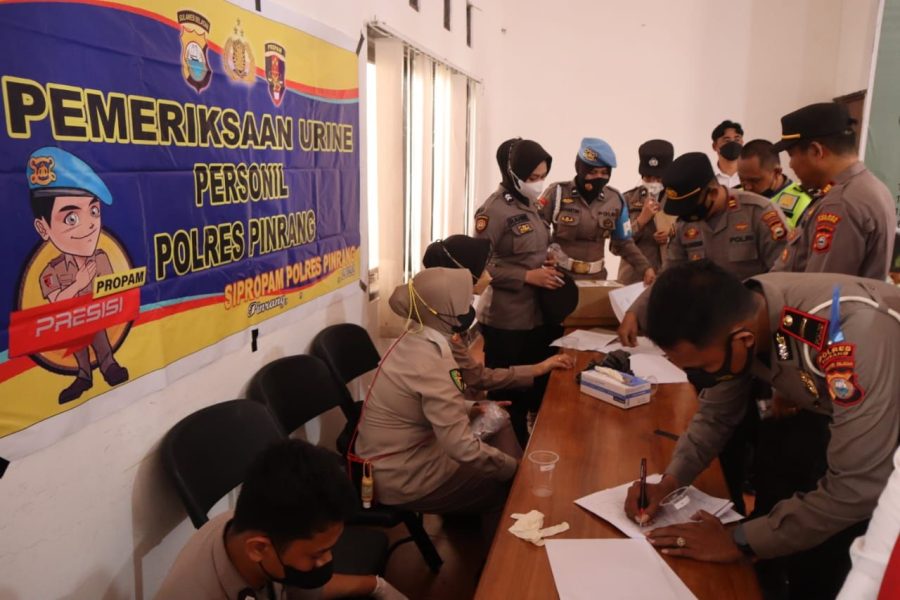CEGAH PENYALAHGUNAAN NARKOBA, PROPAM POLRES PINRANG SIDAK LAKUKAN TES URIN TERHADAP PERSONEL POLRES PINRANG