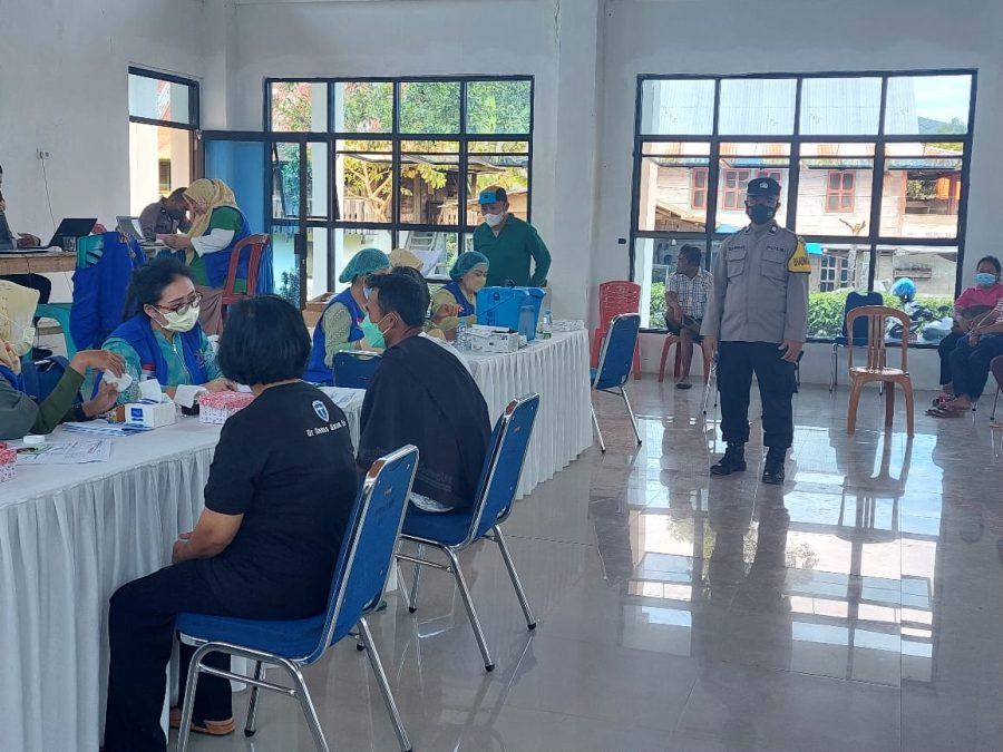 Bhabinkamtibmas dan Babinsa Dampingi Vaksinasi Covid-19 di MIN 1 Tana Toraja