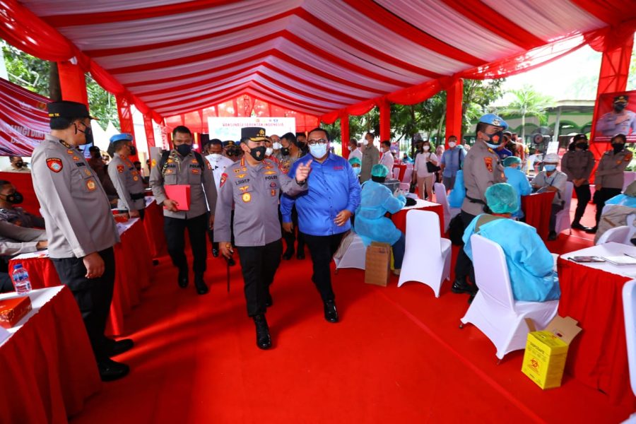 Bhabinkamtibmas dan Babinsa Dampingi Vaksinasi Covid-19 di MIN 1 Tana Toraja