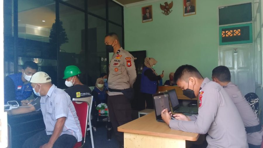 Bhabinkamtibmas Polsek Makale Meninjau Vaksinasi di Kantor PLN Cabang Makale