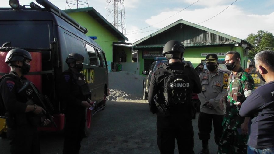 POLRES PINRANG DAN KODIM 1404/PINRANG BEKERJASAMA TIM JIBOM GEGANA BRIMOBDA SULSEL LAKUKAN EVAKUASI MORTIL TEMUAN WARGA DI KECAMATAN PALETEANG PINRANG