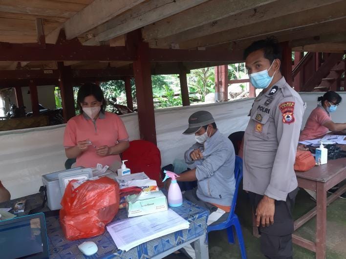 Bhabinkamtibmas Polsek Makale Meninjau Vaksinasi di Kantor PLN Cabang Makale