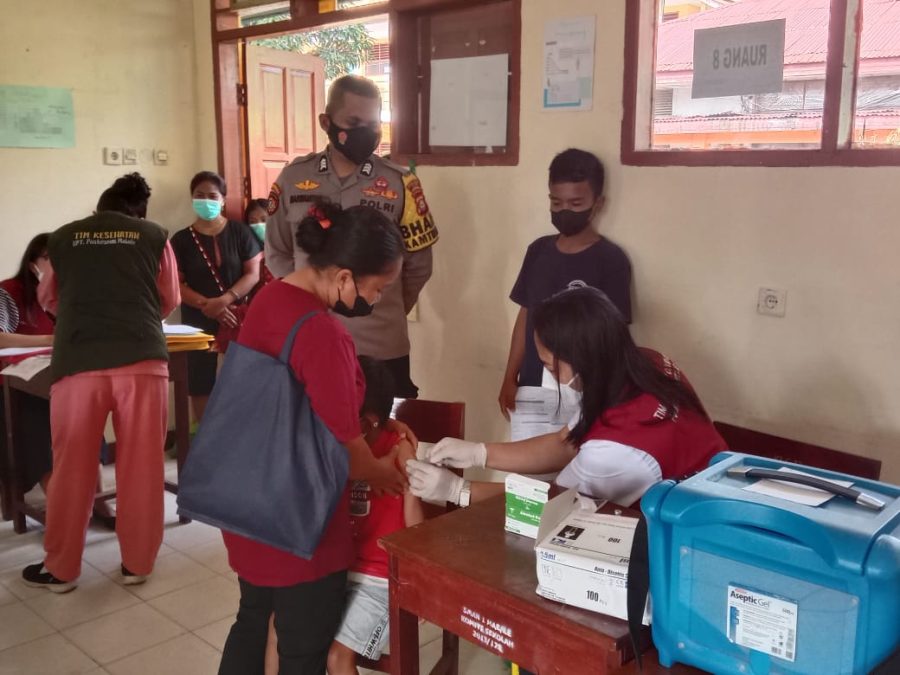 Bhabinkamtibmas Polsek Makale Meninjau Vaksinasi di Kantor PLN Cabang Makale
