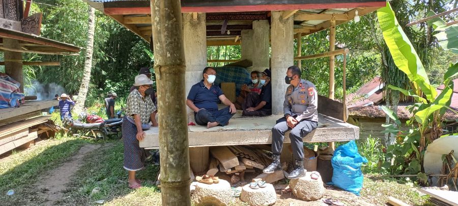 Bhabinkamtibmas Polsek Makale Himbau Masyarakat Terapkan Prokes di Rambu Tuka’