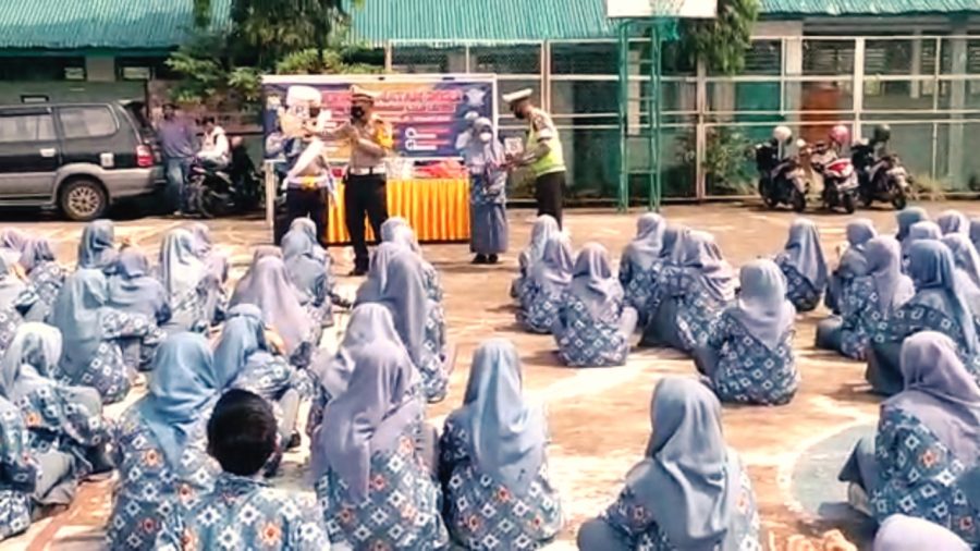 Bhabinkamtibmas Polsek Makale Himbau Masyarakat Terapkan Prokes di Rambu Tuka’