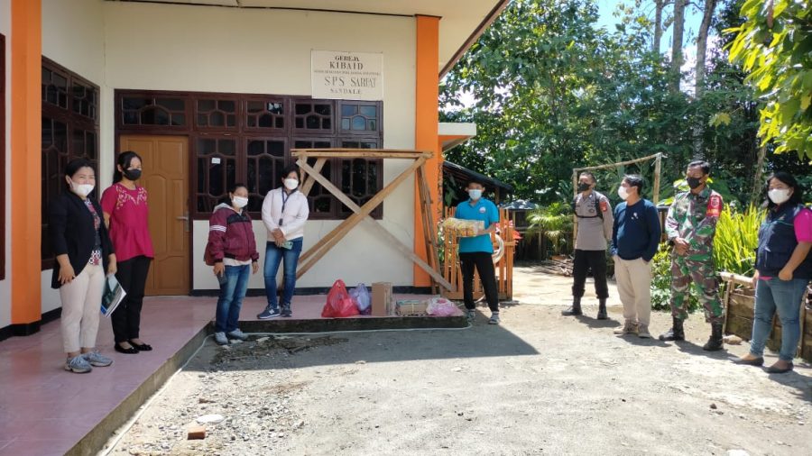 Bhabinkamtibmas bersama Babinsa dan Satgas Covid-19 Berikan bantuan kepada Warga ISOMAN