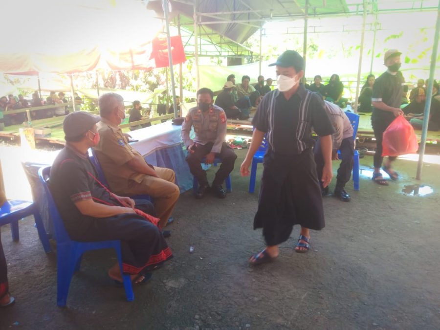 Kapolsek Makale Meninjau Penerapan Prokes Pada Kegiatan Adat Rabu Solo