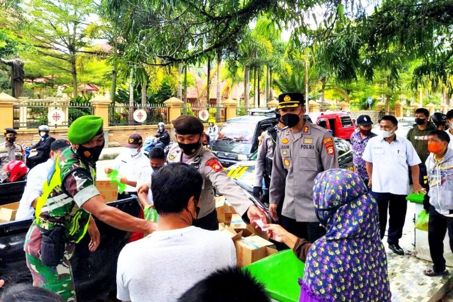 Pasar Murah Minyak Goreng, Kapolres Tana Toraja Awasi Kerumunan Antrian